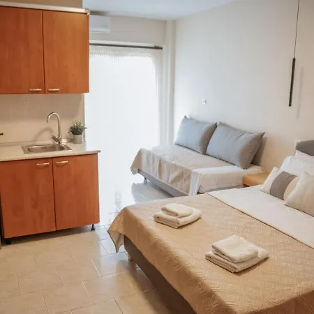 Nick Quarto em Acomodações Particulares *